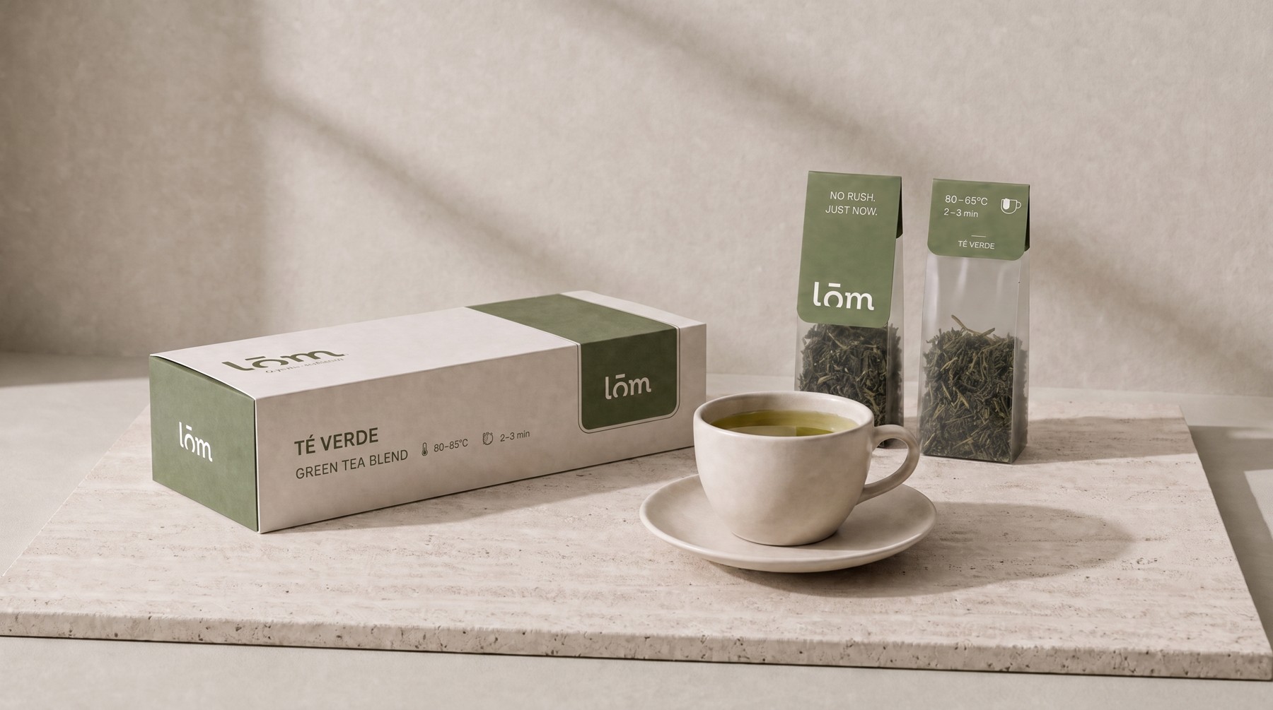 Caja y sobres individuales de té LŌM Té Verde, empaque en tono verde oliva